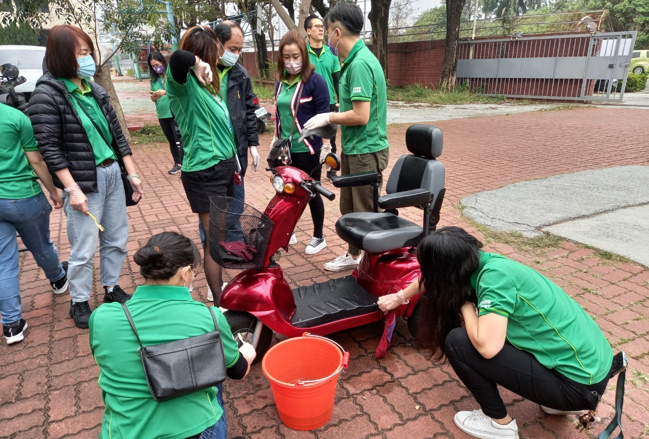 公益活動-結合有巢氏房屋輪椅清潔